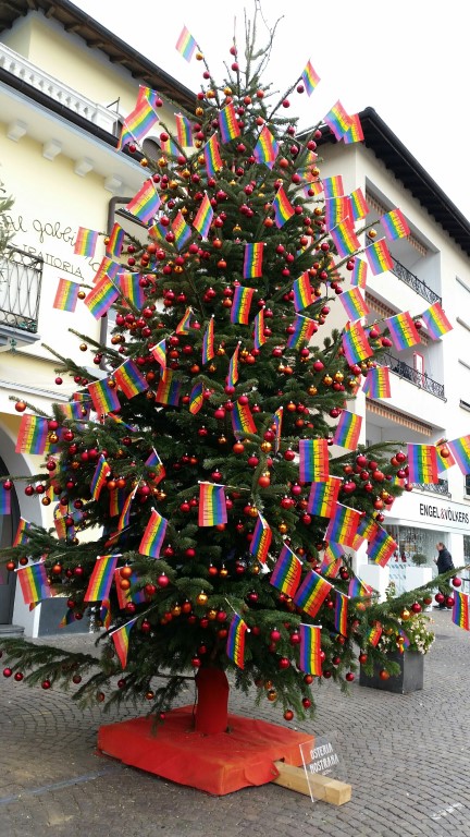 Weihnachtsbaum mit Peacefahnen am Stab