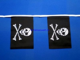 Stoff Fahnenkette Pirat mit Knochen gedruckt | 30 Fahnen 15 x 22.5 cm 9 m lang