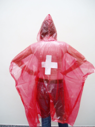 Regenschutz-Poncho in Rot mit Schweizerkreuz | Grösse ca. 127 x 203 cm