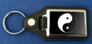 Yin Yang mit scharzem Hintergrund Schlüsselanhänger aus Metall und Kunstleder | ca. 95 x 37 mm