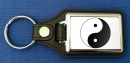 Yin Yang mit weissem Hintergrund Schlüsselanhänger aus Metall und Kunstleder | ca. 95 x 37 mm