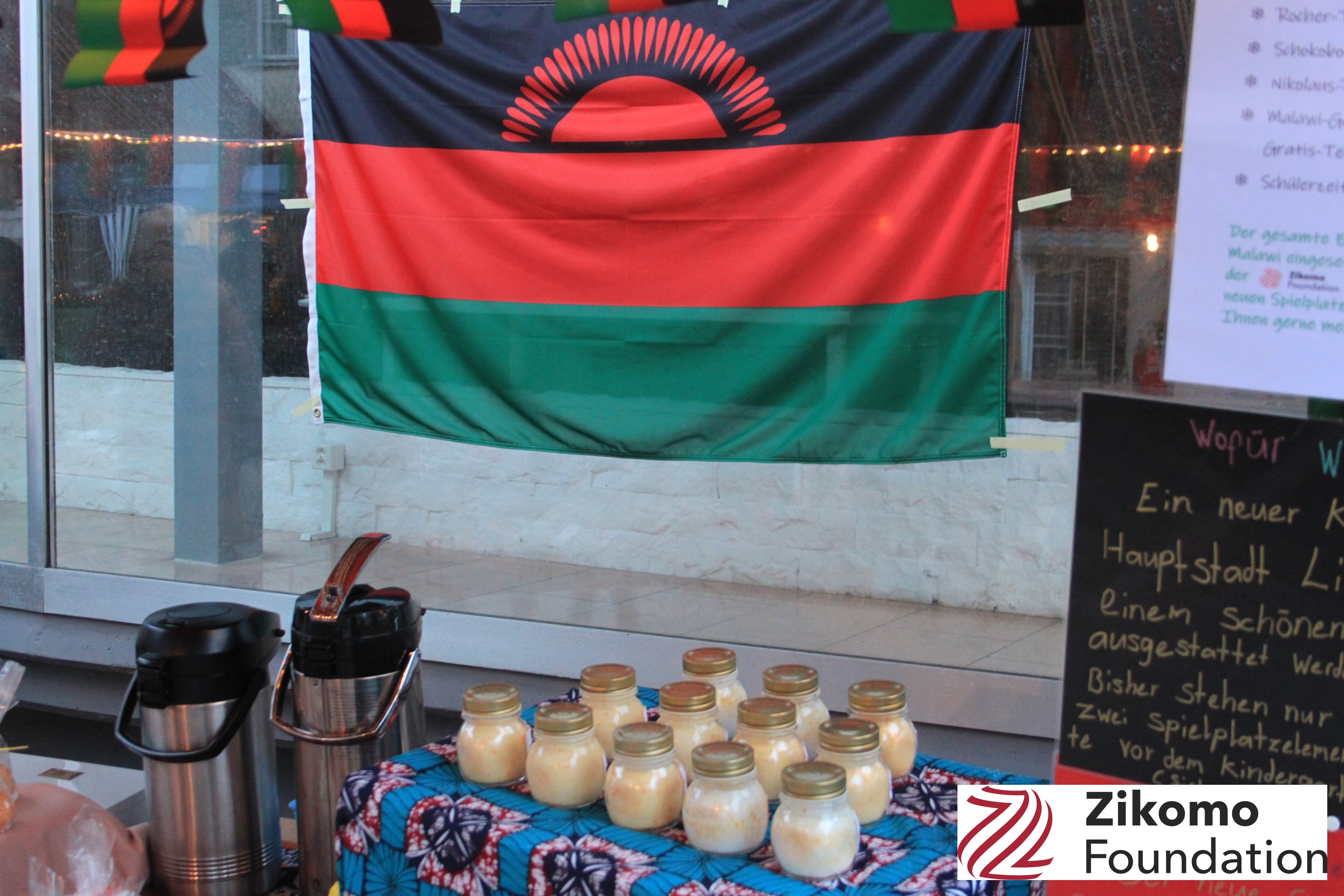 Dekoration an dem Verkaufsstand mti Malawi Fahnen